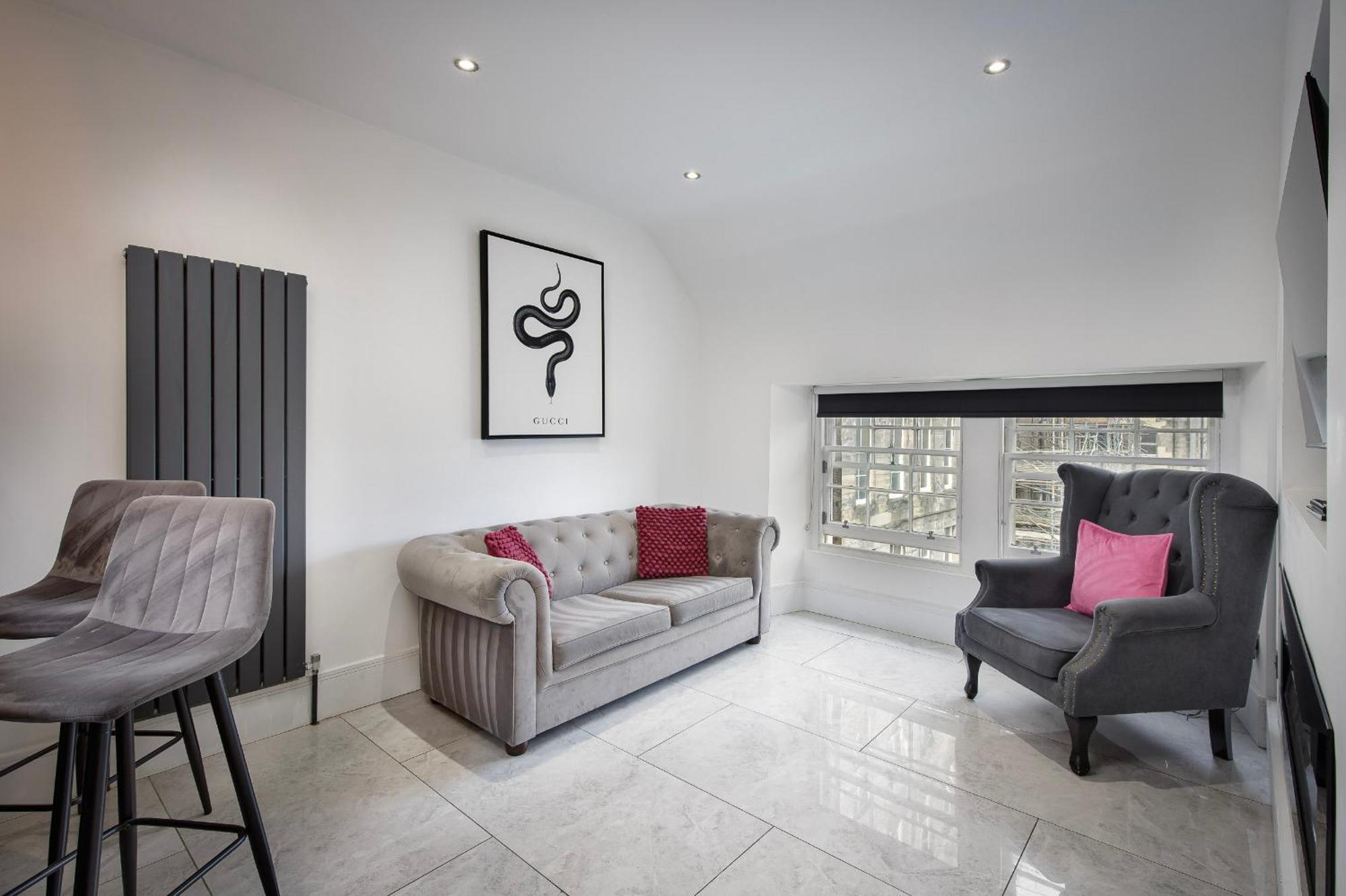 Boutique 2Br On Royal Mile - Freestanding Bathtub — Photos 2