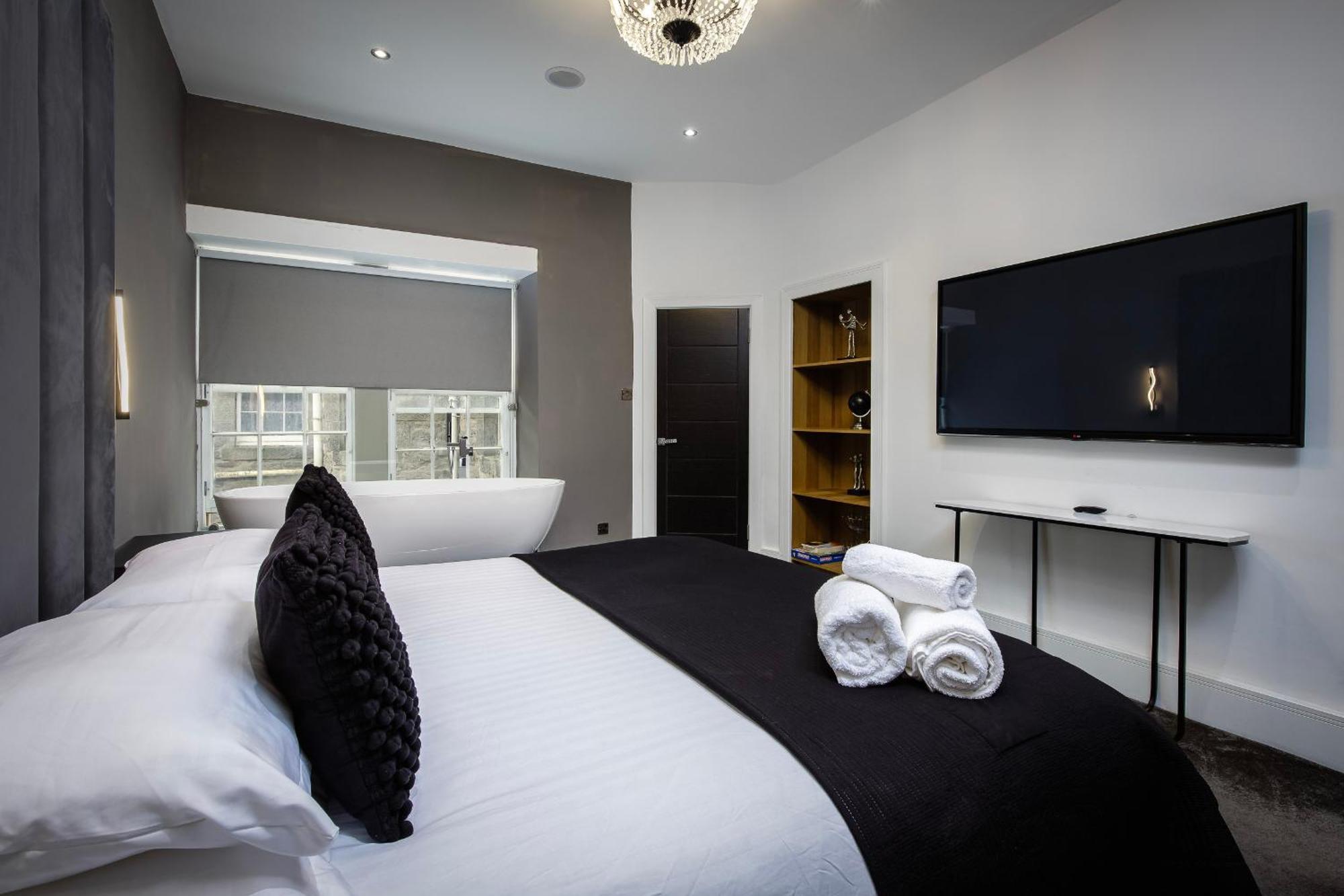 Boutique 2Br On Royal Mile - Freestanding Bathtub — Photos 1
